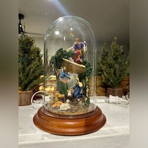Franklin Mint 1991 “ A King is born” Glass Dome Christmas Figure Nativity